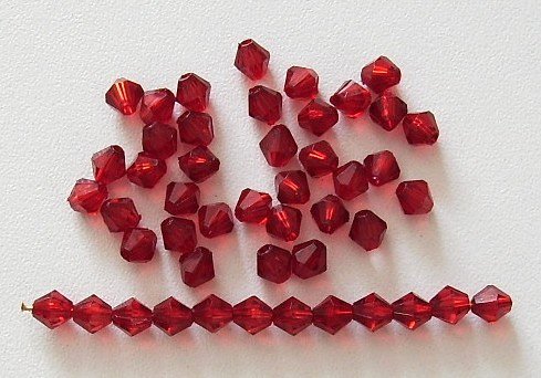 100 Stk. Acryl-Schliffperlen Rhombe Rot 5mm