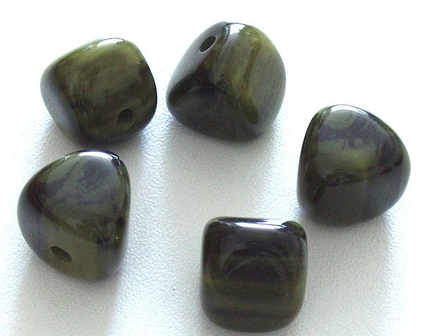 10 Stk. Luxuriöse Perlen aus Acryl in Dreiecksform Grün 14x12mm