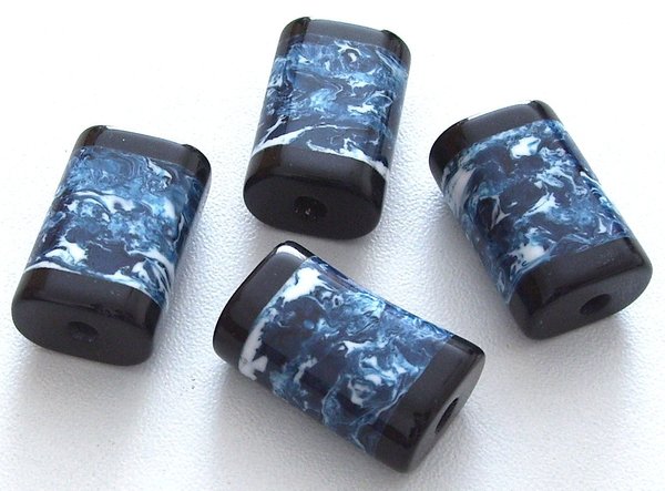 2 Stk. Polyester-Perlen rechteckig Schwarz/Blau marmoriert 23,4x14,2x8,8mm
