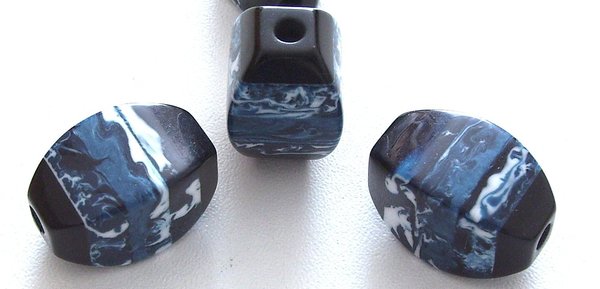 1 Stk. Polyester-Perle 4-seitig Schwarz/Blau marmoriert 24x15mm