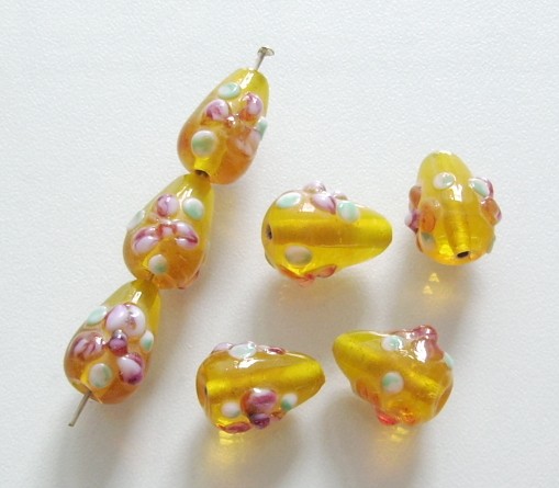 1 Stk. Lampwork Glasperle * Tropfen * Gelb mit Blüten * 15x10mm