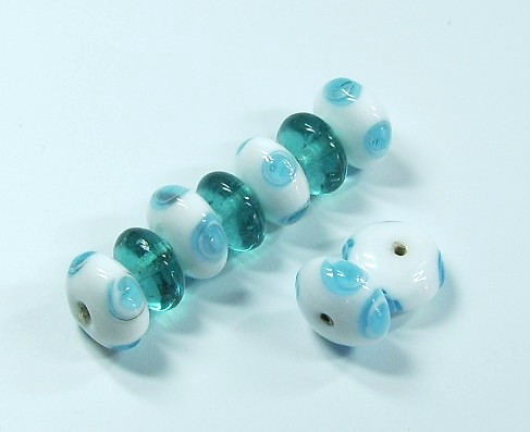 1 Stk. Lampwork Glasperle * Rondelle * Weiß / Hellblau * 15,5x9mm