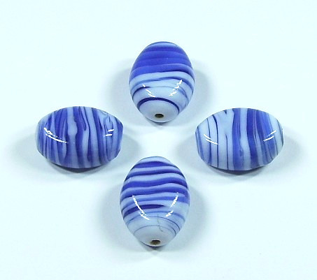 1 Stk. Lampwork Glasperle * Oval flach * Weiß-Blau Streifen-Look * 18,5-19mm