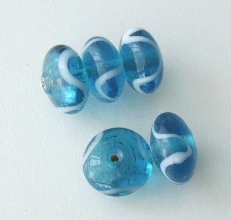 1 Stk. Lampwork Glasperle * Rondelle * Blau-Türkis / Weiß * 15-15,5x9mm