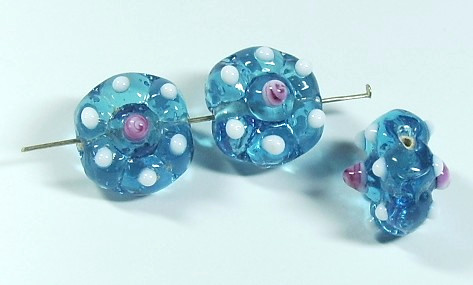 1 Stk. Lampwork Glasperle * Blume * Blau / Weiß * 17x18x10mm