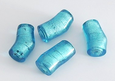 1 Stk. Lampwork Glasperle * Zylinder, gebogen * Hellblau / Silverfoil * 28-30x13-14mm