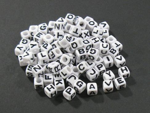 100 Stk. Acryl Buchstabenperlen Würfel Quadrat weiß-schwarz Buchstaben-MIX 7x7x7mm