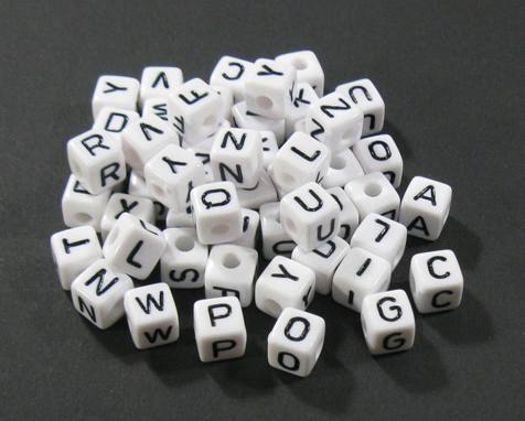 100 Stk. Acryl Buchstabenperlen Würfel Quadrat weiß-schwarz Buchstaben-MIX 10x10x10mm