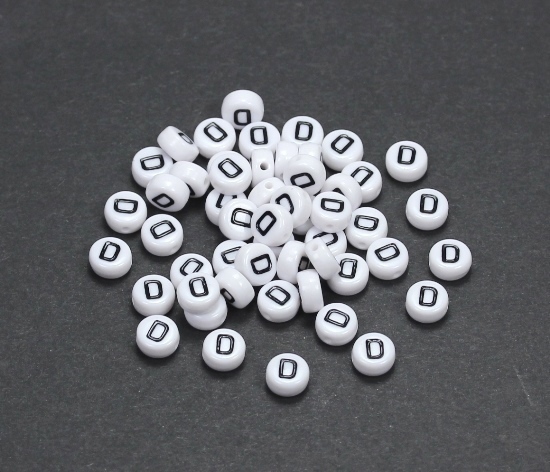 30 Stk. Acryl Buchstabenperlen D Weiß-Schwarz rund flach 7x3,6mm