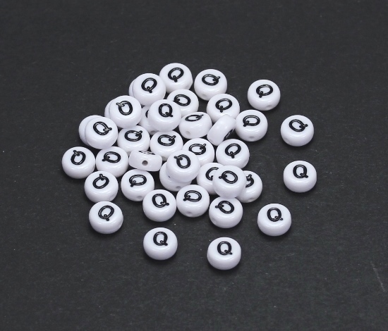 30 Stk. Acryl Buchstabenperlen Q Weiß-Schwarz rund flach 7x3,6mm