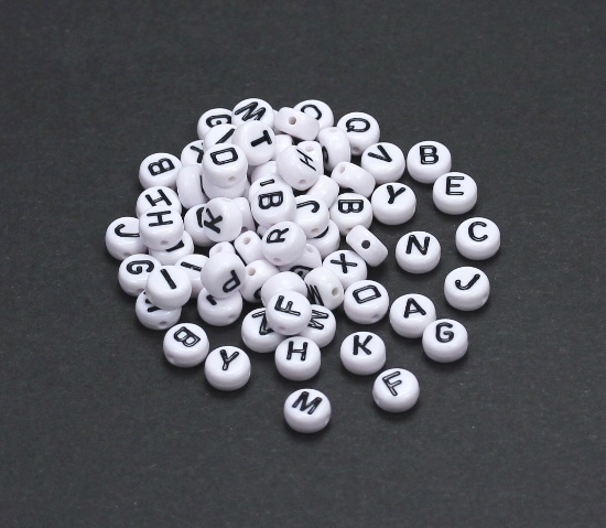 100 Stk. Acryl Buchstabenperlen Mix Weiß-Schwarz rund flach 7x3,6mm