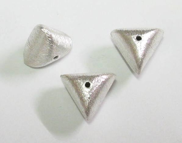 2 Stk. Kupferperlen Dreieck Triangel gebürstet versilbert 12x10mm