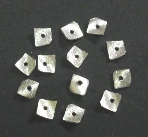 20 Stk. Kupferperlen Viereck gebogen gebürstet versilbert 4x4x0,7mm