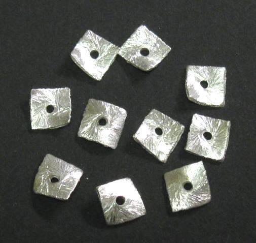 10 Stk. Kupferperlen Viereck gebogen gebürstet versilbert 6x6x0,7mm