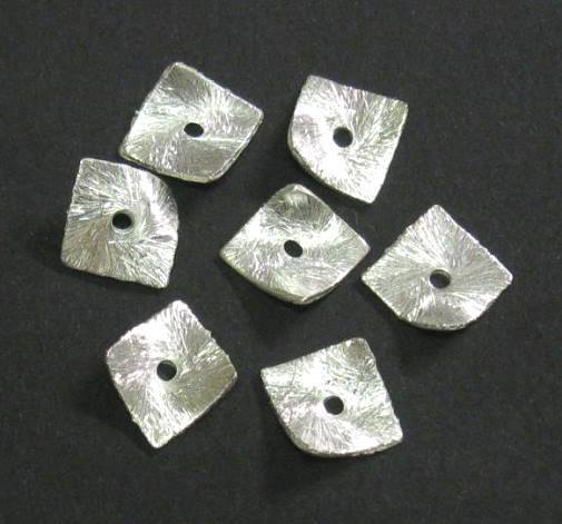 6 Stk. Kupferperlen Viereck gebogen gebürstet versilbert 8x8x0,7mm
