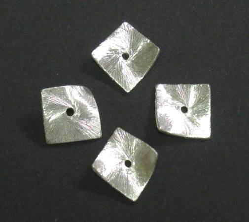 5 Stk. Kupferperlen Viereck gebogen gebürstet versilbert 10x10x0,8mm