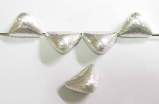 1 Stk. Kupferperle Dreieck Anhänge Amulett gebürstet versilbert 21x15x10,6mm