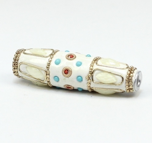 1 Stk. Indonesische Perle Kashmiri Perle Weiß verziert Oval lang 60-61mm