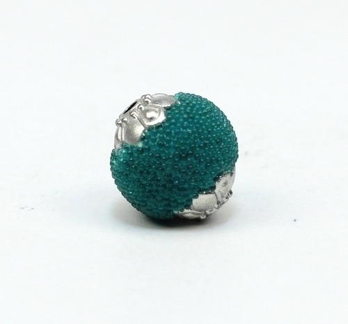 1 Stk. Indonesische Perle Kashmiri Perle Grün-Teal mit Metallkappen Rund 13-14x14-15mm